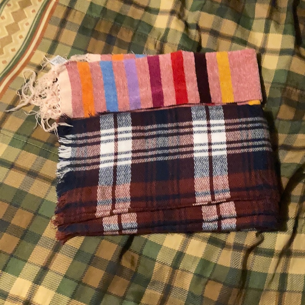 2 scarfs